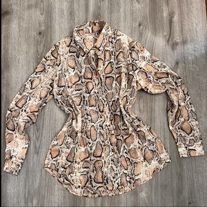 🔥Snake print button up top ✨🔥